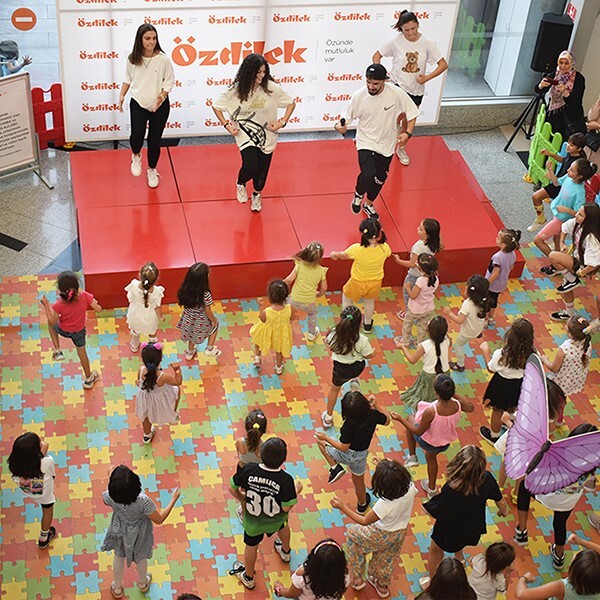Çocuklar Özdilek Eskişehir’de Eğlenmeye Devam Ediyor