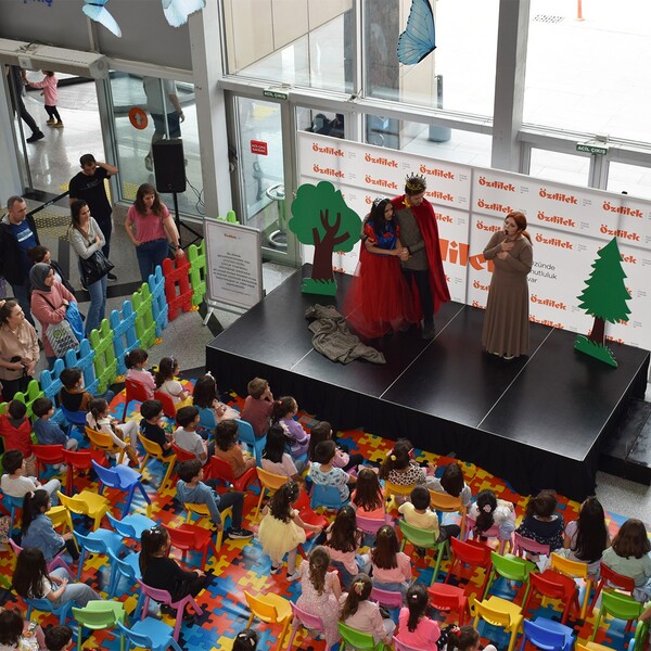 Özdilek Eskişehir’de Uyuyan Güzel İsimli Çocuk Tiyatrosu 