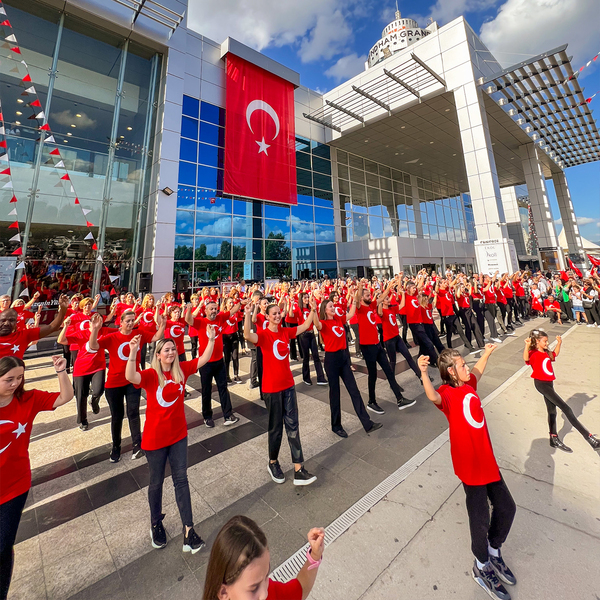 Özdilek İzmir'de Cumhuriyetin 100. Yıl Coşkusu 