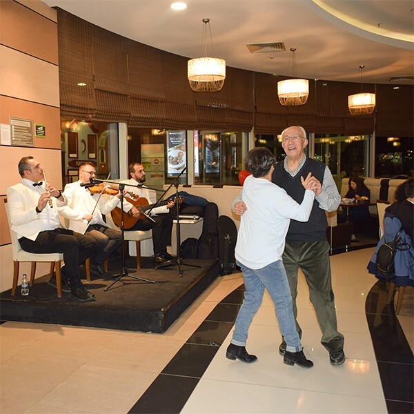 Özdilek Eskişehir'de Canlı Müzik Dinletisi