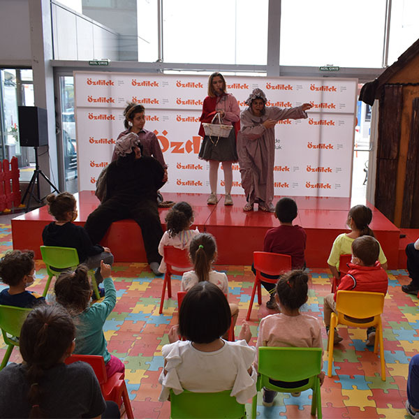 ÖZDİLEK ESKİŞEHİR’DE KIRMIZI BAŞLIKLI KIZ ÇOCUK TİYATROSU
