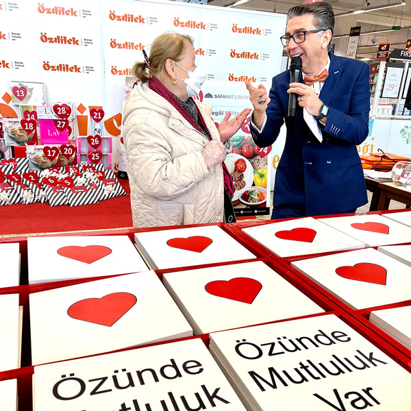 Sevgililer Günü Çoşkusu Özdilek İzmir'de Yaşandı!
