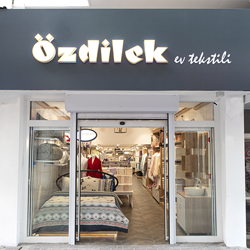 İzmir Karşıyaka Cadde Ev Tekstili Mağazası